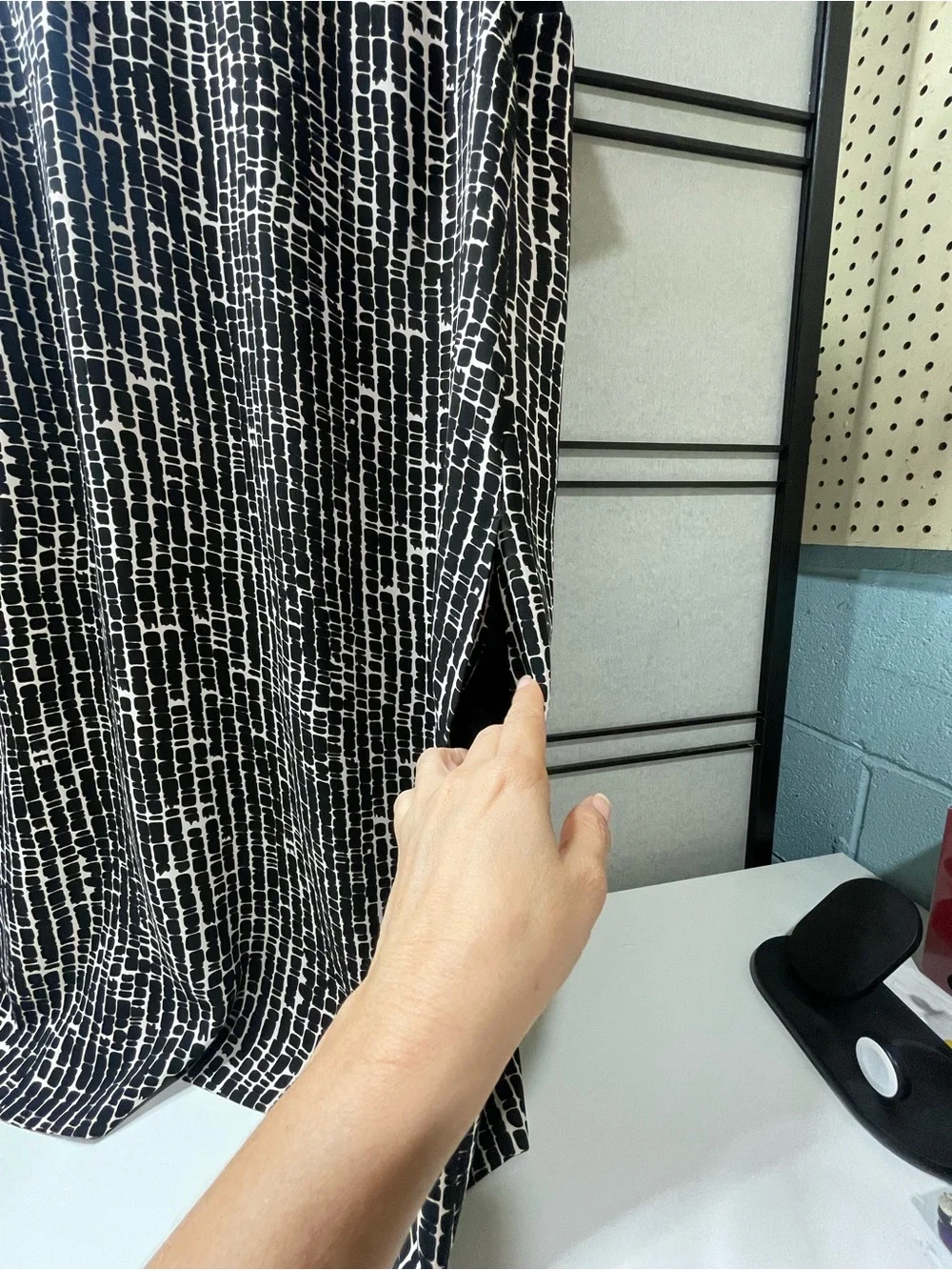 Max Mara Studio Black & White Geometric
Textured Shift Dress - Size M (IT 42) - Picture 4 of 7